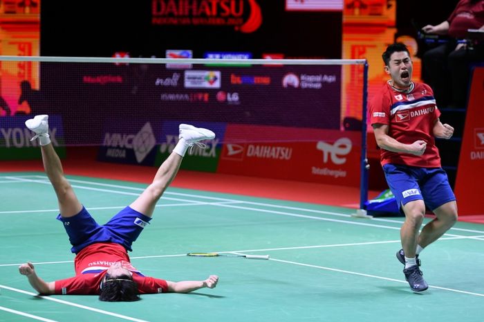 Pasangan ganda putra Jepang, Takuro Hoki/Yugo Kobayashi, merayakan kemenangan mereka atas Marcus Fernaldi Gideon/Kevin Sanjaya Sukamuljo (Indonesia), pada final Indonesia Masters 2021 di Bali International Convention Centre, Bali, 21 November 2021.