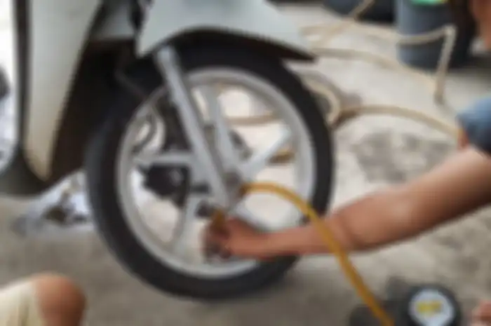 Ilustrasi ban motor enggak bisa ditambah anginnya cuma karena hal sepele