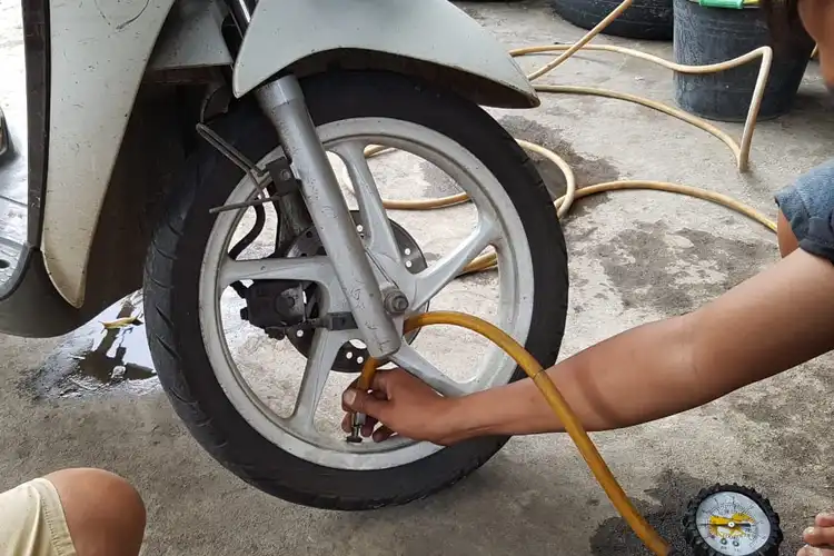 Ruginya Banyak Banget, Sering Dianggap Sepele Ban Motor Kurang Angin
