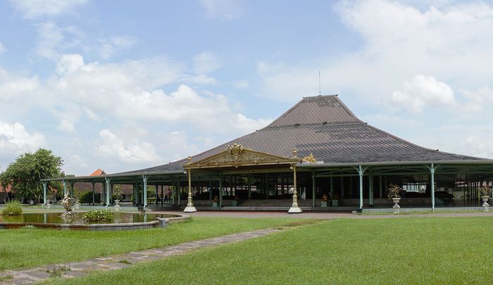 Sebuah pendopo kerajaan yang sangat besar di Istana Mangkunegaran beratap joglo.