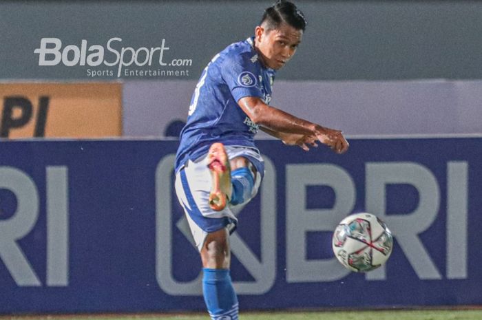 Pemain sayap kanan Persib Bandung, Febri Hariyadi, nampak sedang melakukan tendangan ke arah gawang dalam laga pekan keempat Liga 1 2021 di Stadion Indomilk Arena, Tangerang, Banten, 23 September 2021.