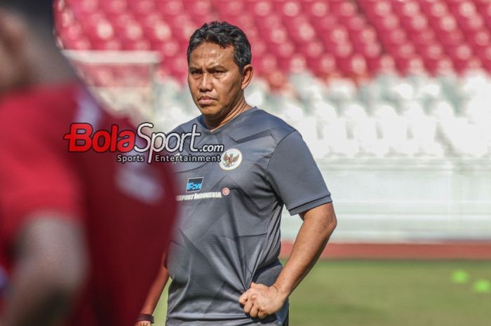 Pelatih timnas U-17 Indonesia, Bima Sakti, sedang memantau para pemainnya berlatih di Stadion Utama Gelora Bung Karno, Senayan, Jakarta, Senin (30/10/2023).