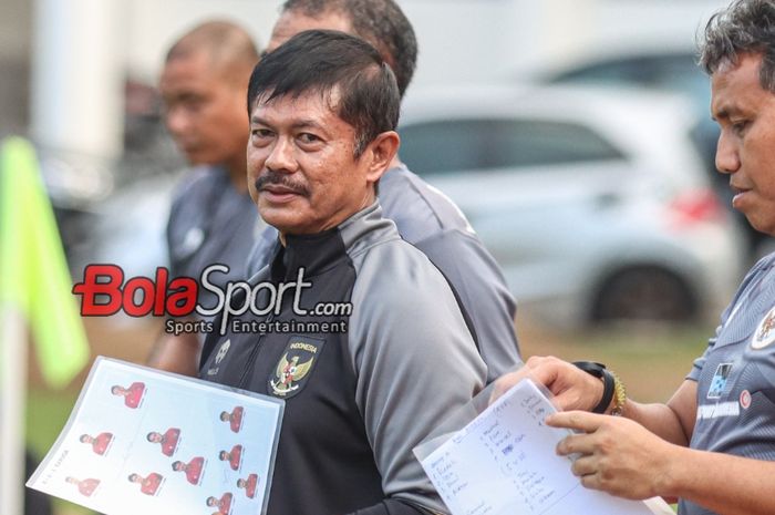 Pelatih timnas U-20 Indonesia, Indra Sjafri, sedang memantau para pemainnya di Stadion Madya, Senayan, Jakarta, Sabtu (13/1/2024).