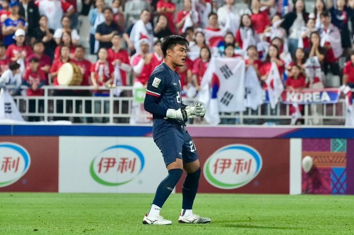 Kiper timnas U-23 Indonesia, Ernando Ari, melakukan selebrasi saat laga melawan timnas U-23 Korea Selatan, Kamis (25/4/2024).