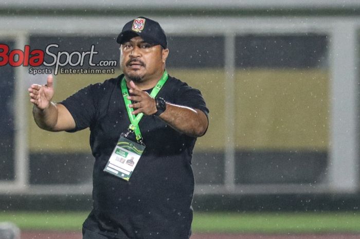 Pelatih Malut United FC, Imran Nahumarury, sedang memberikan intruksi kepada para pemainnya bertanding di Stadion Madya, Senayan, Jakarta, Minggu (25/2/2024) malam. 