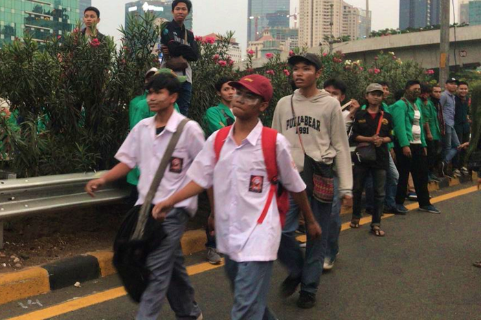 Aksi pelajar di Senayan bareng mahasiswa, Selasa (24/9).