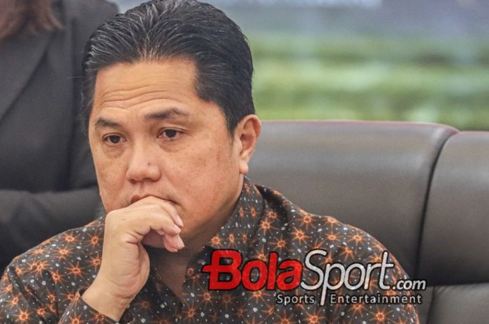 Ketua Umum PSSI, Erick Thohir, saat hadir dalam sesi jumpa pers di Ruang Rupattama Mabes Polri, Jakarta, Rabu (13/12/2023).