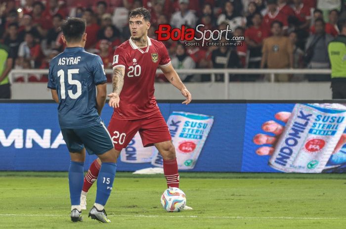 Shayne Pattynama (kanan) sedang menguasai bola saat bertanding dalam laga Kualifikasi Piala Dunia 2026 antara timnas Indonesia versus timnas Brunei Darussalam di Stadion Utama Gelora Bung Karno, Senayan, Jakarta, Kamis (12/10/2023).