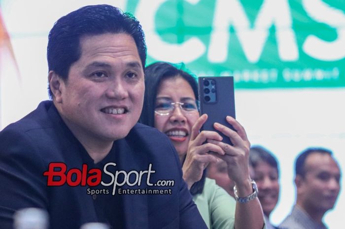 Ketua Umum PSSI, Erick Thohir, saat hadir dalam acara yang terkait Yayasan Sepak Bola di Bursa Efek Indonesia, Jakarta, Sabtu (28/10/2023).