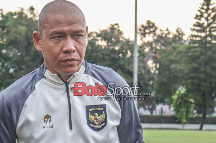 Pelatih timnas U-16 Indonesia, Nova Arianto, sedang memberikan keterangan kepada awak media di Lapangan A, Senayan, Jakarta, Selasa (27/2/2024).