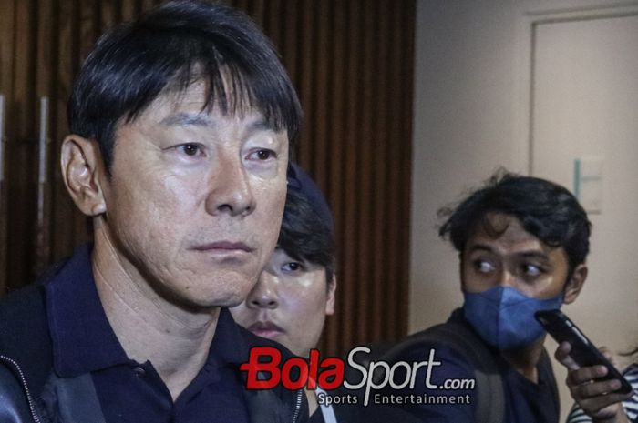 Pelatih timnas Indonesia, Shin Tae-yong, sedang memberikan keterangan kepada awak media di Le Meridien, Senayan, Jakarta, Selasa (19/12/2023).