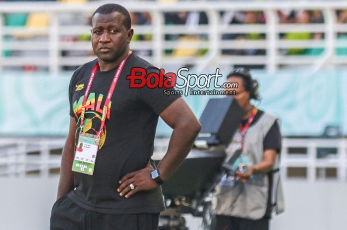 Pelatih timnas U-17 Mali, Soumaila Coulibaly, sedang memantau para pemainnya bertanding di Stadion Gelora Bung Tomo, Surabaya, Jawa Timur, Selasa (21/11/2023) siang.