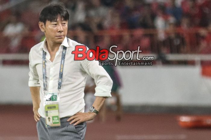 Pelatih timnas Indonesia, Shin Tae-yong, sedang memantau para pemainnya bertanding di Stadion Utama Gelora Bung Karno, Senayan, Jakarta, Kamis (12/10/2023).