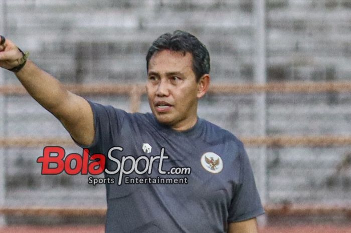 Pelatih timnas U-17 Indonesia, Bima Sakti, sedang memberikan intruksi kepada para pemainnya saat berlatih di Stadion 10 November, Surabaya, Jawa Timur, Rabu (15/11/2023).