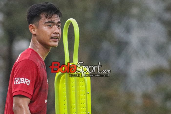 Pratama Arhan saat mengikuti sesi latihan timnas Indonesia di Lapangan A, Senayan, Jakarta, Senin (9/10/2023) siang.