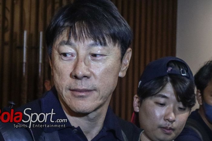 Pelatih timnas Indonesia, Shin Tae-yong, sedang memberikan keterangan kepada awak media di Le Meridien, Senayan, Jakarta, Selasa (19/12/2023).