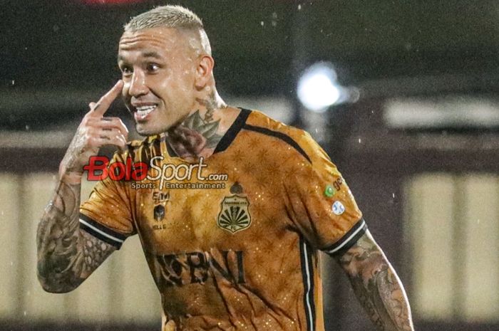 Pemain asing Bhayangkara FC, Radja Nainggolan sempat protes saat berlaga di Stadion PTIK, Blok M, Jakarta, Jumat (1/3/2024).