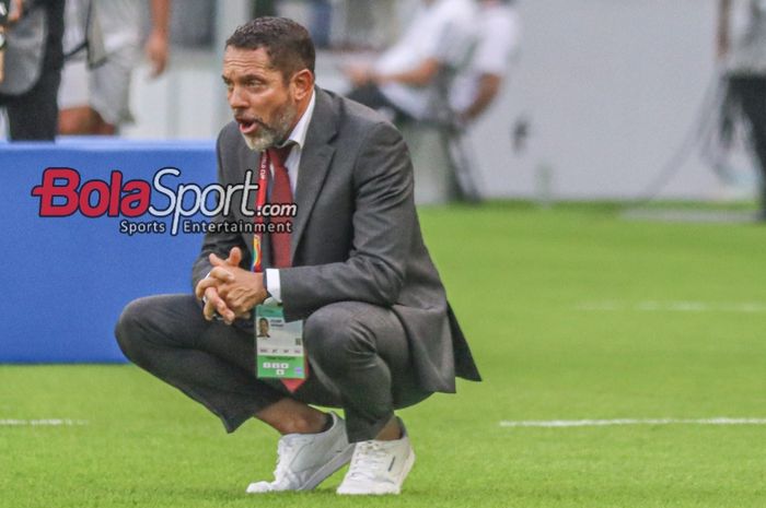 Pelatih timnas U-17 Panama, Michael Stump, sedang memantau timnya bertanding di Stadion Gelora Bung Tomo, Surabaya, Jawa Timur, Jumat (10/11/2023).