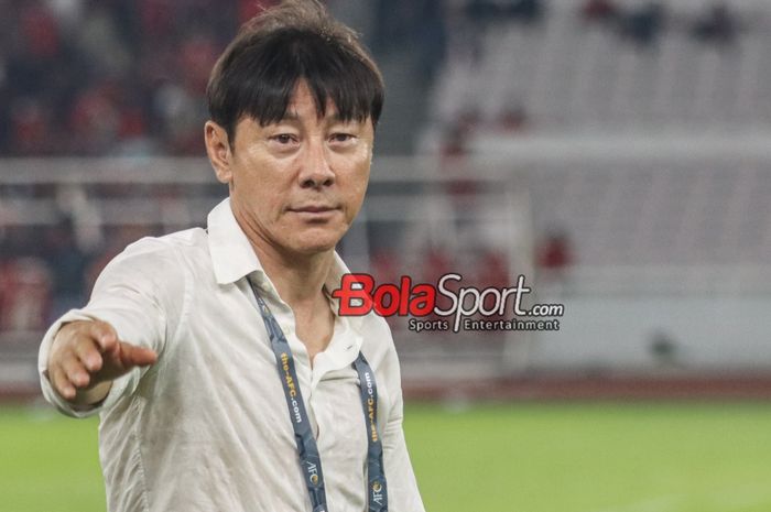 Pelatih timnas Indonesia, Shin Tae-yong, sedang melambaikan tangan kepada fans di Stadion Utama Gelora Bung Karno, Senayan, Jakarta, Kamis (12/10/2023).