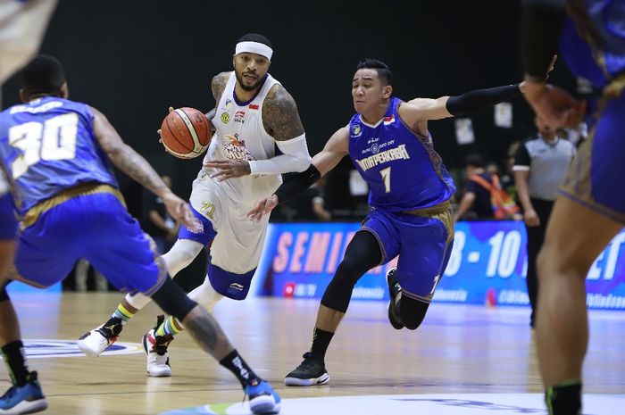 Pemain Satria Muda Pertamina Jakarta, Jamarr Andre Johnson, berupaya melewati penjagaan pemain BPD DIY Bima Perkasa Jogja pada gim kedua play-off IBL Pertamax 2019 di Hi-Test Arena, Batam, Sabtu (2/3/2019).