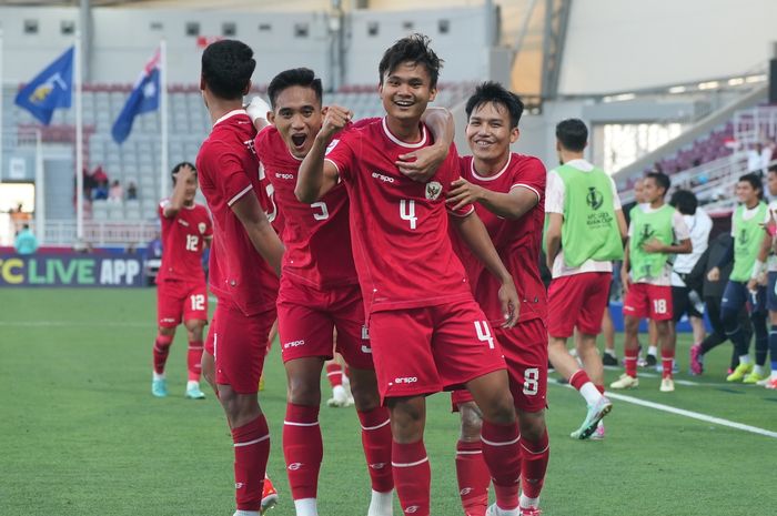 Pemain timnas U-23 Indonesia Komang Teguh merayakan golnya ke gawang Australia di Piala Asia U-23 2024