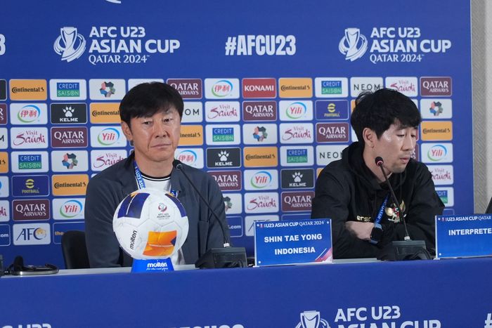 Pelatih timnas U-23 Indonesia, Shin Tae-yong usai kalah 0-2 dari Qatar di laga perdana Piala Asia U-23 2024 dalam konferensi pers, Senin (15/4/2024).