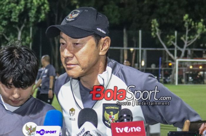 Pelatih timnas Indonesia, Shin Tae-yong (kanan), sedang memberikan keterangan kepada awak media di Lapangan A, Senayan, Jakarta, Senin (9/10/2023) siang.