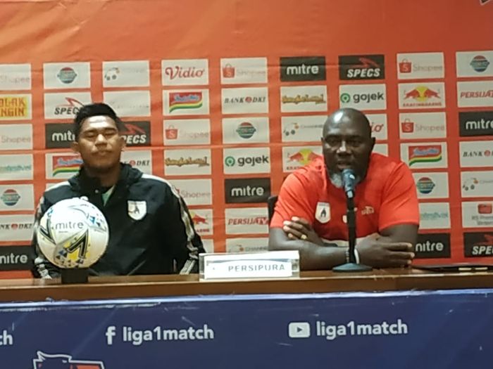 Pelatih Persipura, Jacksen F Tiago (kanan).