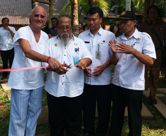 Peresmian tempat penangkaran secara simbolis oleh pemilik yayasan dan perwakilan bupati.