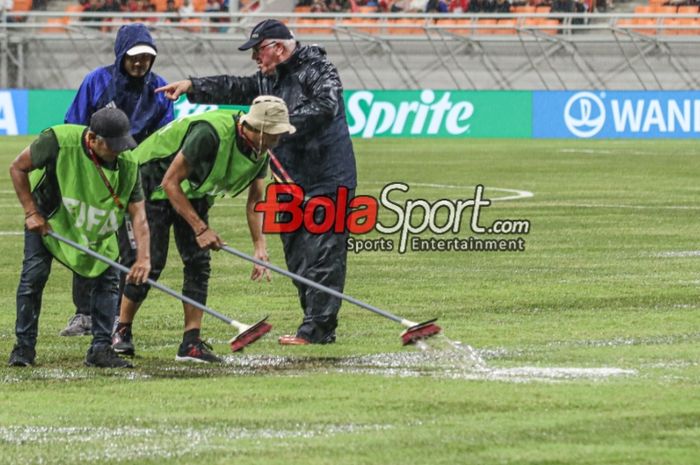 Jelang laga babak delapan besar Piala Dunia U-17 2023 antara timnas U-17 Brasil versus timnas U-17 Argentina tampak tergenang seusai hujan deras di Jakarta International Stadium (JIS), Jakarta Utara, Jumat (24/11/2023).