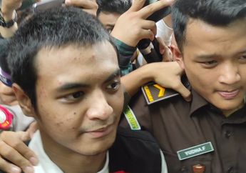 Dengan Senyum Sumringah, Vadel Badjideh Siap Jalani Sidang Perdana Kasus Asusila