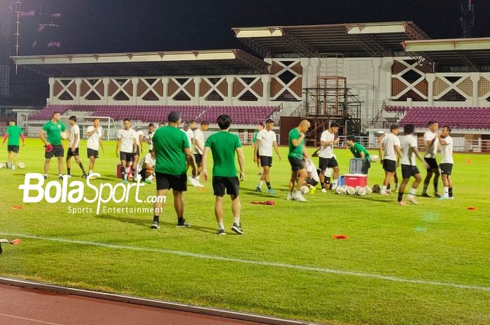 Suasana latihan timnas U-20 Indonesia jelang Kualifikasi Piala Asia U-20 2023 di Lapangan Thor, Surabaya, Selasa (13/9/2022).