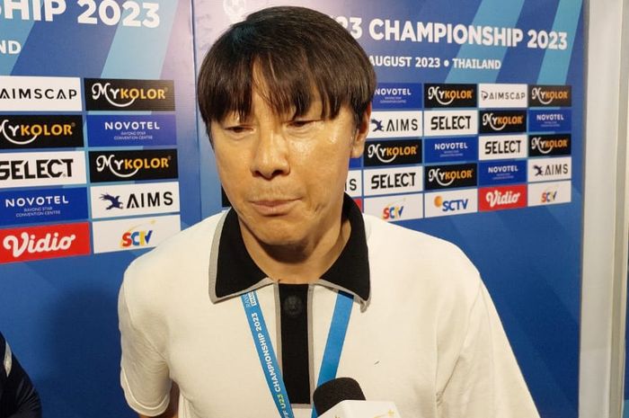 Pelatih timnas U-23 Indonesia, Shin Tae-yong saat di mixed zone pasca-kalah dari Malaysia 1-2 pada laga perdana grup B Piala AFF U-23 2023 di Rayong Provincial Stadium, Jumat (18/8/2023).