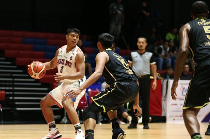 Pebasket Pelita Jaya Jakarta, M Kharis Indarji, berupaya melewati penjagaan pemain Pacific Caesar Surabaya pada laga kesatu play-off IBL Pertamax di Hi-Test Arena, Batam, Jumat (1/3/2019).