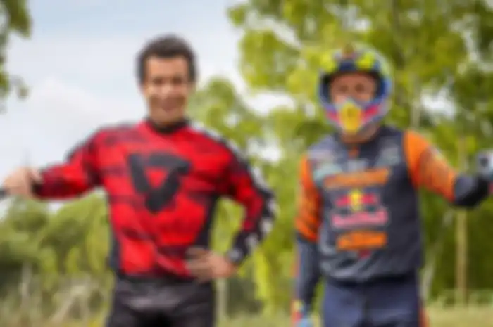 Danilo Petrucci gak peduli dirinya tak di Ducati pabrikan musim MotoGP 2021, asyik main garuk tanah bareng Antonio Cairoli, Valentino Rossinya ajang motocross dunia