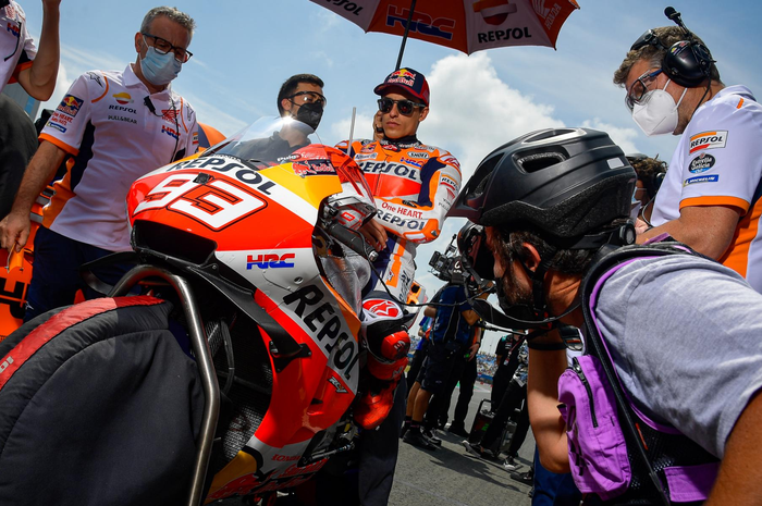 Buka-bukaan, pembalap tim Repsol Honda, Marc Marquez mengungkap ada masalah elektronik di motor Honda RC213V.