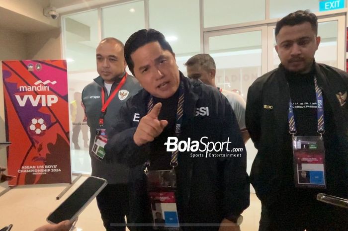 Ketua Umum PSSI Erick Thohir menemui awak media selepas laga timnas U-16 Indonesia vs Australia di Stadion Manahan, Solo, Senin (1/7/2024).