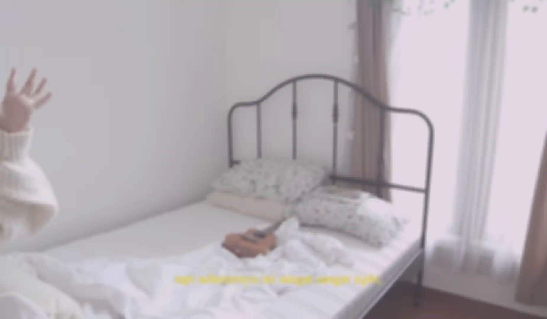 Tempat tidur di rumah artis Nadin Amizah.