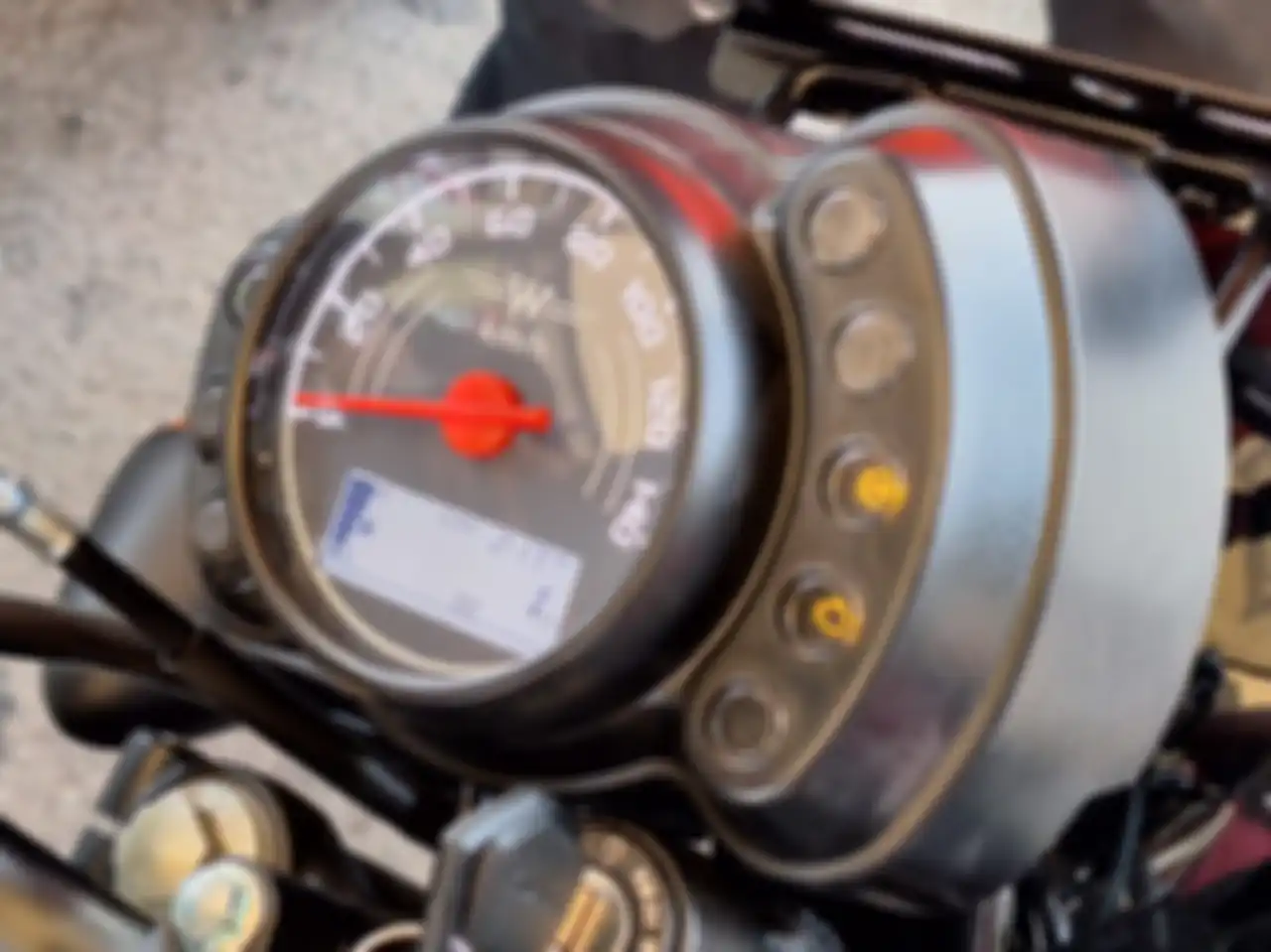 Panel instrumen Kawasaki W175L memadukan analog dan digital, dilengkapi dengan indikator bensin.