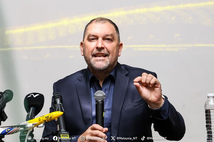 Pelatih Timnas Malaysia Peter Cklamovski saat mengumumkan daftar 27 pemain untuk ajang Kualifikasi Piala Asia 2027.