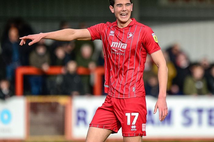 Elkan Baggott, saat menjalani debut bersama Cheltenham Town melawan Barnsley FC, Sabtu (18/2/2023).