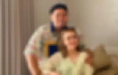Bikin Heboh Jagat Maya, Ivan Gunawan Mendadak Pamer Ciuman Mesra dengan Ayu Ting Ting di Akun Instagram, Para Sahabat Langsung Todong Nikah, Resmi Pacaran?