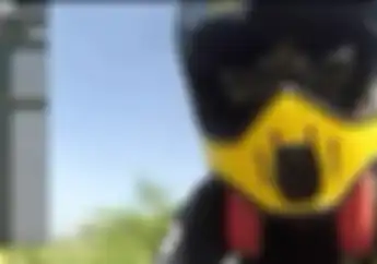 Bikin Ngakak! Video Ngebut Naik Honda C70 Tapi Gaya dan Komentatornya MotoGP Banget