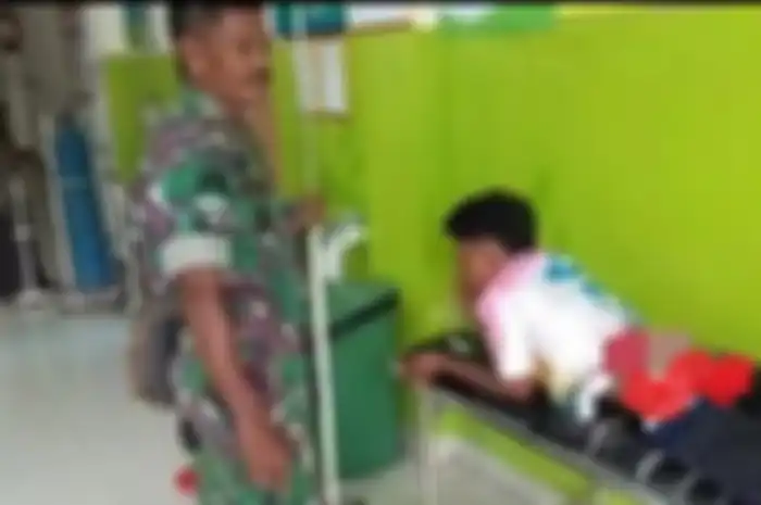 Dua pelajar tumbang dibacok orang enggak dikenal saat konvoi motor rayakan kelulusan.