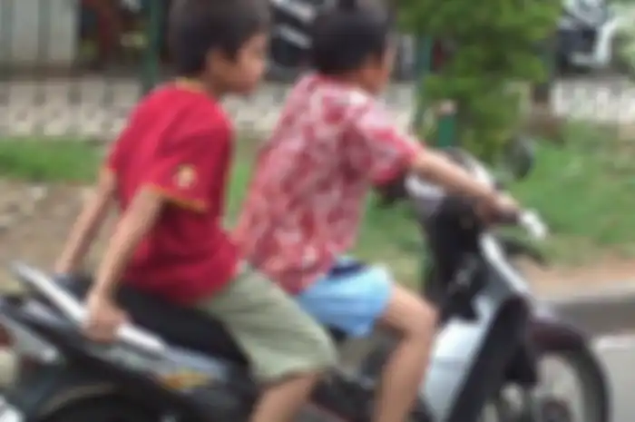 Anak di Bawah Umur Kendarai Motor Tapi Orang Tua Bangga