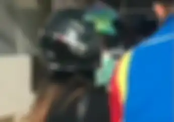 Tegang! Video Petugas Minimarket Ringkus Perempuan Naik Motor Matic, Barang Curian Berserakan