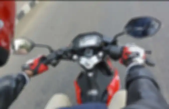 Ilustrasi kaca spion motor ada dua alias sepasang.