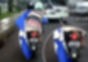 Pilih Jas Hujan Ponco Karena Simple, Kebiasaan Salah Saat Mengendarai Motor Matic Saat Musim Hujan