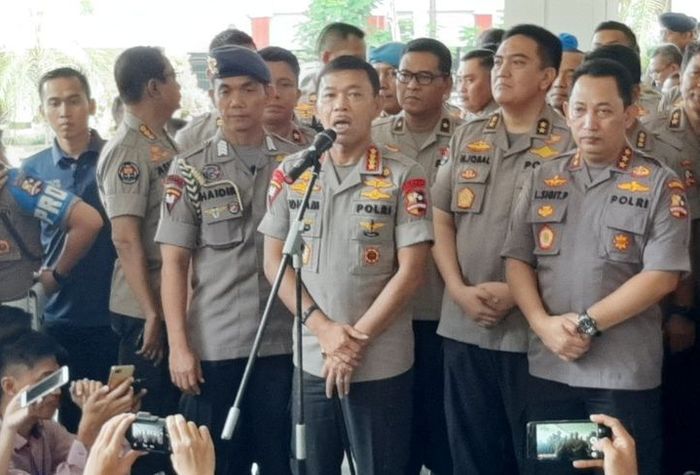 Kapolri Listyo Sigit Prabowo (paling kanan) saat mendampingi pendahulunya, Idham Aziz (tengah). 