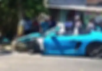 Kaget Karena Ada Pemotor yang Belok Mendadak, Mobil Mewah Porsche 718 Boxster S Hancur Berantakan